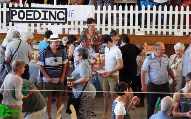 Die gewilde poedingtafel se egte basaarpoedings en koekstruif was binne ‘n ommesientjie uitverkoop.