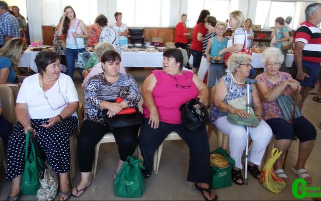 “Nee-wat, nou is ons moeg geloop, moeg geëet en moeg gedrink, dis nou tyd om bietjie te rus!” Vlnr Petronella Burger, Adri Haywood, Lilly Otto, Pearlie Lindholm en Doris Kotze. Petronella en Lilly was tydens Gansbaai Courant se nood met die sortering van koerantblaaie twee ware staatmakers. 