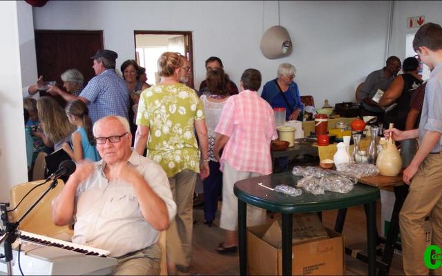 ‘n Basaar sal nooit dieselfde wees sonder die vrolike sang en musiek van staatmaker Eddie Barnard se “One Man Band” nie.