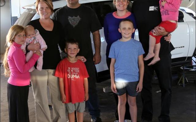 Sonja en Tony Walker vn Walkerbay Engineering (links) met hulle jongspan Anja (8), Jano (5) en Jana (8 weke) het hierdie week die Snyman-gesin in Gansbaai verwelkom. Aileen en Riaan staan regs met die 3-jarige Ariana op sy arm en die 9-jarige Sebastian (voor). Riaan vestig sy auto-elektriese besigheid as deel van Walkerbay Engineering in dieselfde perseel.  Aileen is ‘n welvaartskepper, besigheidsraadgewer en gesondheidskonsultant.