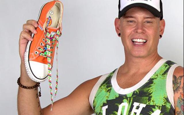 Sanger, Snotkop sê: "Dra jou Tekkies op Vrydag, 26 Mei 2017 en koop ‘n plakkertjie vir R10 om jou deelname te toon." Belangriker as dit, laat jou voete (tekkies) jou na ‘n liefdadigheidsorganisasie dra waar jou hart is. Dra dan by tot die groot nood rondom jou, met onder andere skenkings van nie-bederfbare kruideniersware of klere. Nasionale Tekkiedag is reeds vir die afgelope 4 jaar deel van die Suid-Afrikaanse kalender en tot op hede is sowat R22m op grondvlak al ingesamel.