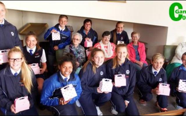 Die voltallige leerlingraad van Laerskool Gansbaai saam met van die inwoners. Die onderwyseres wat hulle vergesel het, Marlene Koekemoer staan agter, derde van links.