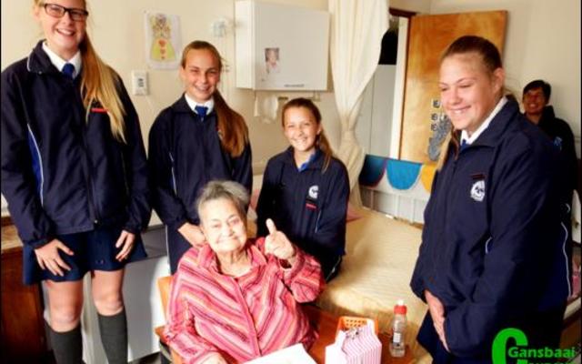 Hierdie lekkernye gaan sommer pure-lekkerte wees terwyl ek my prenteboek inkleur!” - wys Cornelia Wolfaard (90) so ewe met haar duim in die lug. Agter van links is Mia van Eeden, Monique Hugo, Anrie van Niekerk en Nadine Kriel.