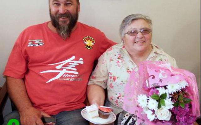 Pieter Maree, President van die motorfietsklub, Scattered Links Overberg Chapter en sy eggenote, Junita, het sy ma, Bettie Maree (69) van HaS uitgeneem om haar te gaan bederf. Sy het teruggekeer  met ‘n yslike bos blomme van die kinders af en kon sommer dadelik inval by die res van die inwoners se bederf-party.
