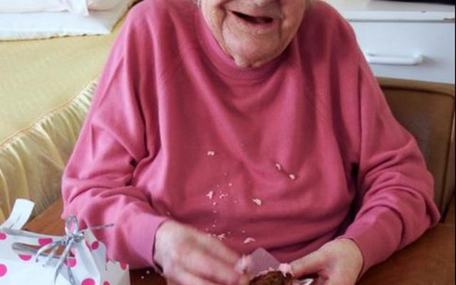 “Ai, maar hierdie kolwyntjie smaak darem maar vir jou heerlik!” - Catharina Mathee (93).