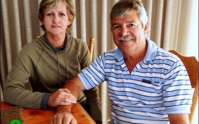 ‘n Ontspanne Altus le Roux en sy vrou, Elra in hul woonhuis in De Kelders waar Altus homself as ‘n semi-afgetrede wynkundige kom vestig het.