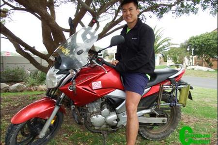 Die jong Jieming Sun van Shangahai in Sjina sit hier op sy Yamaha Fazer 250cc motorfiets waarmee hy, met sy aankoms in Franskraal, reeds sowat 60 000km afgelê het.   