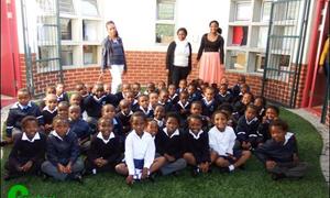 Jong leerders geniet luukse skool