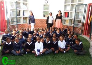 Jong leerders geniet luukse skool