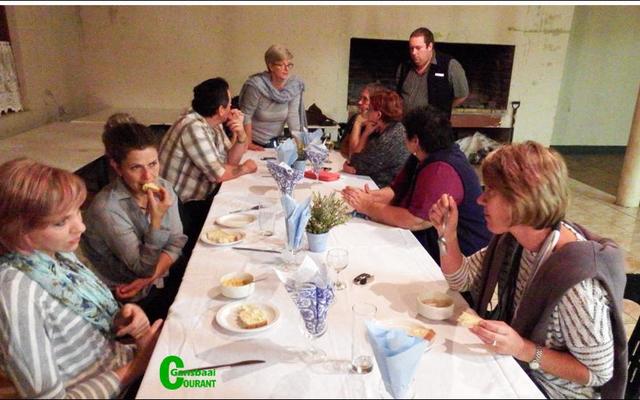 Uitstallers, organiseerders en werkers van die Bbos Plaasmark het mekaar beter leer ken tydens ‘n gesellige kuieraand.