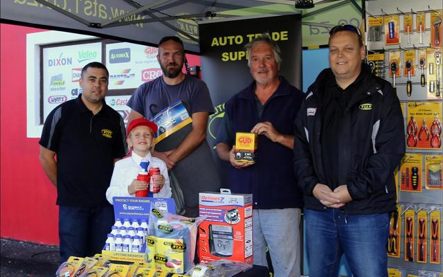 Elke kliënt is Vrydag tydens Autopart se opening met ‘n geskenk, Coke of worsbroodjie getrakteer.  Grant Gavin (Auto Trade Supplies) staan hier by ‘n gelukkige wenner, Theunis Scholtz en sy dogtertjie, Angelique wat in haar noppies was met haar hoedjie, waterbottel en blikkie Coke, saam met Lonnie Roos van Groeneweide wat ook ‘n geskenk losgeslaan het.  Gavin Nash (Auto Trade Supplies) staan heel regs.