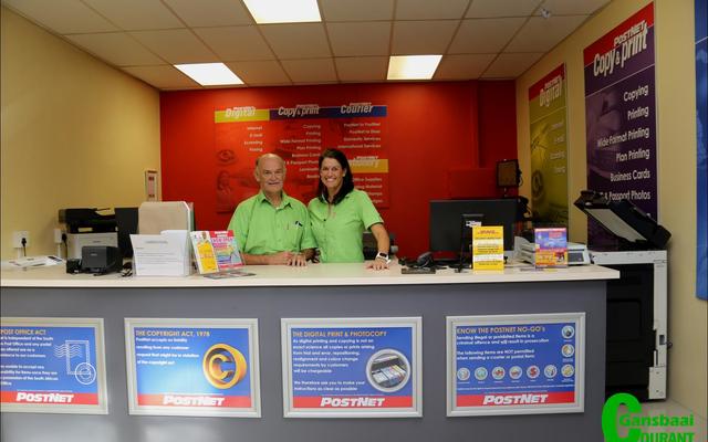 Rikkie Groenewald en sy dogter, Adel Klotz staan gereed om hulle klante  vriendelik van diens te wees in die nuwe, moderne PostNet konsessiewinkel wat in die Great White Junction bedryf word.