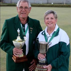 Tommie van Niekerk en Linda Rossouw is Vrydagaand onderskeidelik aangewys as Franskraal Rolbalklub se Mans- en Dames klubkampioene.