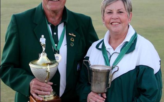 Tommie van Niekerk en Linda Rossouw is Vrydagaand onderskeidelik aangewys as Franskraal Rolbalklub se Mans- en Dames klubkampioene.