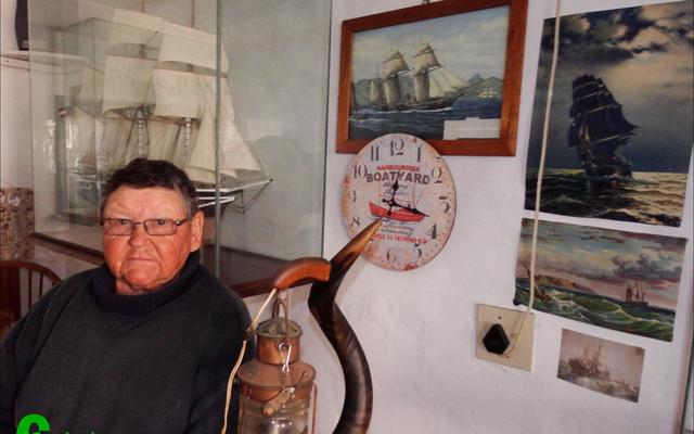 Andries Lombard (71), staan hier voor die Alibama, een van die historiese modelbote wat hy gebou het.