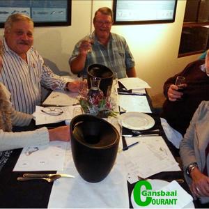 ‘n Gesellige oomblik tydens Gansbaai Wynproegilde se Mei- byeenkoms. Van links om die tafel is Marlene en Henk van der Walt, Theuns Roodman (voorsitter) en Johan en Riana Pfister.