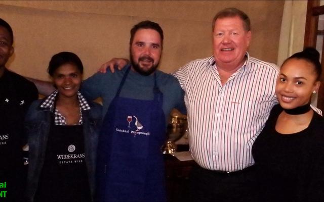 Die vriendelike assistente en aanbieder van Wildekrans Wynlandgoed se wyne tydens Gansbaai Wynproegilde se byeenkoms, is van links: Kamogelo Kgadima, Magdaleen Jonker, Braam Gericke (wynmaker en aanbieder), Andrè de Villiers (Wynproegilde) en Brucene Riet.  