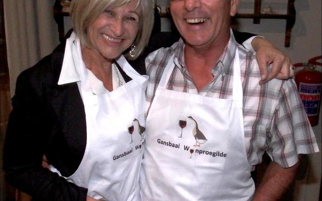 Met Elizma de Lange se kamera wat tuis vergeet is, is ‘n argieffoto (Gansbaai Courant) van Steve Serbon, gasspreker by die Bietoubossers se byeenkoms, gebruik waar hy saam met Suzette Lamprecht, wynproe-aanbieder van Du Toitskloof Wynkelder tydens ‘n Gansbaai Wynproegeleentheid staan. 