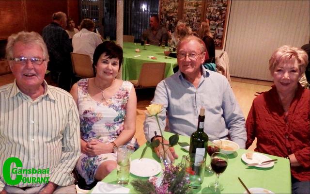 Met die bitsige wintergogga wat deesdae vroegaand al byt, het die Birkenhead Boothengelklub besluit om  Saterdag, 3 Junie ‘n warm sopaand te hou. Die Musiekfabriek van Jan Lourens het nie net vir voetejeuk dansmusiek gesorg nie, maar Jan het ook van sy uitstekende lugfoto’s vertoon wat hy met sy hommeltuig geneem het. Daar is gesellig saam gekuier.  Hier by een van die tafels sit van links Derrick Jerrard  en Annette Lötter saam met Andre en Judy Voster. 