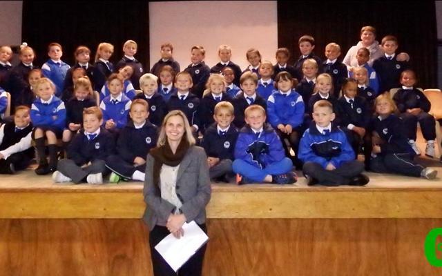 Die knap grondslagfase koor, graad 1 tot 3, van Laerskool Gansbaai het ‘n verskeidenheid van kinderliedere onder groot toejuiging gesing. Marlette Longland (voor) het as dirigent opgetree.