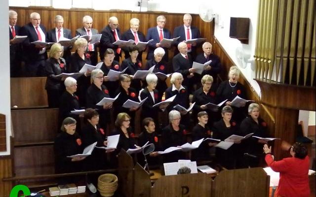 Die NG-gemeente se koor, onder leiding van Aletta Löchner en begeleiding deur Annelene Reinke, het die pinksterweek met die sing van “Hoe lieflik is U woning” afgesluit.