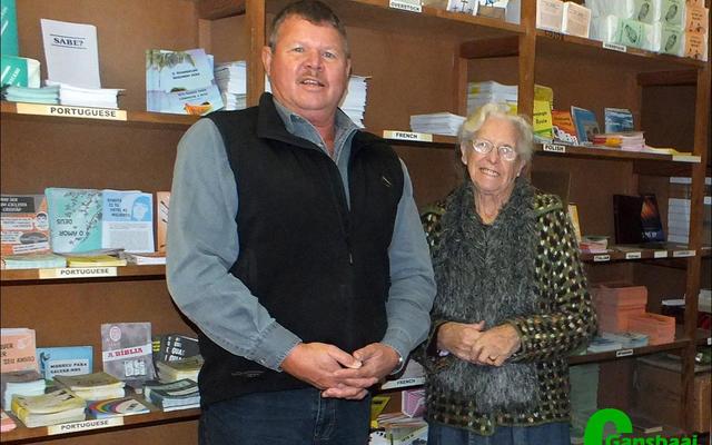 Fanie Bothma saam met Charlotte Elliott in die stoor waar sy haar drukpers vir geestelike lektuur steeds op hoë ouderdom en bloot op geloof bedryf.