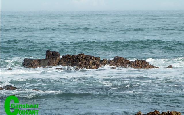 Die oorspronklike (“before”) foto van Piet Visagie wat hy vir beoordeling by Gansbaai Fotografieklub ingedien het, bestaan slegs uit ‘n rotsbank wat by Franskraal bokant die see uitsteek.
