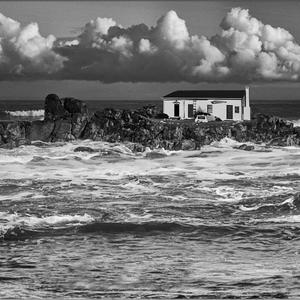 Piet Visagie se “after” foto van die rotsbank in Franskraal se see, vertel ‘n ander verhaal - dìe van sy eie “Private Island” met wolke in die lug, Strandveld Museum en al.