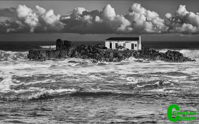 Piet Visagie se “after” foto van die rotsbank in Franskraal se see, vertel ‘n ander verhaal - dìe van sy eie “Private Island” met wolke in die lug, Strandveld Museum en al.