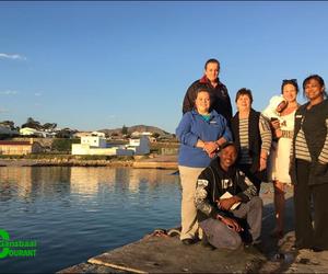 Toerisme-span spog met selfoonfotograwe