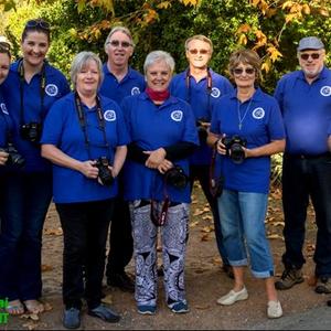 Die span fotograwe wat Greyton tydens die Meimaand uitstappie  op horings geneem het met die neem van herfslandskapsfoto’s is van links Genevieve Bailey, Nelleke Ferreira, Veronica du Plessis, Marc du Plessis, Vera Swart, Christo Wessels, Annetjie Visagie, Riaan Jacobs en Piet Visagie. (Jane Bailey, wat ook daar was, het die foto geneem)