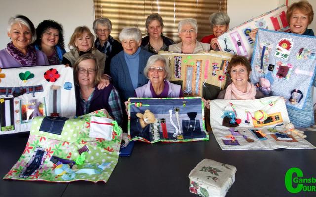 Die groep dames van Overberg Kwiltersgilde tydens een van hulle werksessies, waarvan sowat 8 van hulle “vroetelkombersies” gemaak het wat deur Alzheimerlyers benut kan word. Voor van links Nettie le Roux, Olga Kuschke (voorsitter) en Yvonne Joubert. Agter van links Grietjie Meyer, Alda Rowan, Margarette Clarens, Adri Wessels, Hettie Lass, Suzette Reineke, Mansie Pienaar, Carol McKenzie en Christel Sprong.  