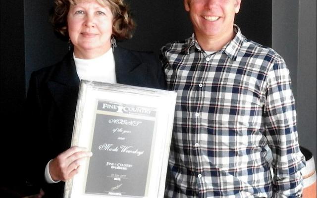 Mariki Woensdrecht van Fine & Country is tydens ‘n funksie te Birkenhead Brouery (Stanford), as Agent-van-die-Jaar aangewys. Hier staan sy by Stephen Weeden (Prinsipaal.)
