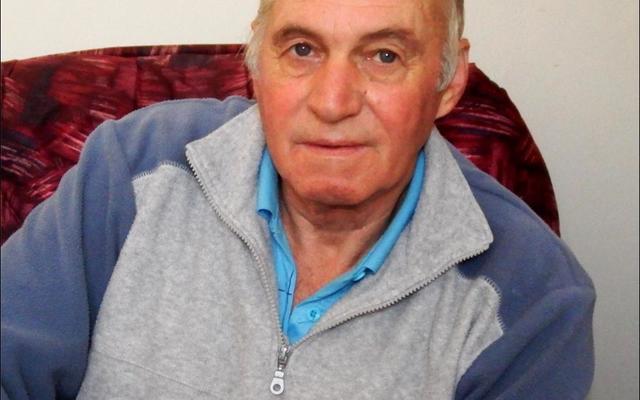 ‘n Rustige Lucas Geldenhuys in sy woning in Fountainhill, nadat hy verlede week 'n ernstige hartaanvaal gehad het en daarvan oortuig is dat sy lewe deur Gansbaai Kliniek se personeel gered is.