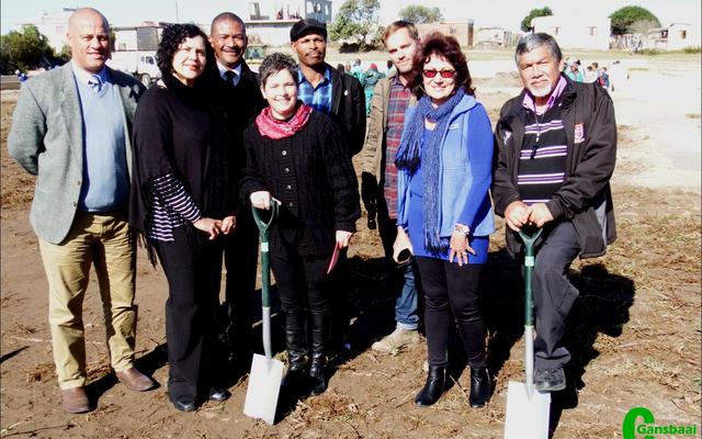 Van die hoofrolspelers tydens Gansbaai Primêr se groot grasplantdag, waarna hulle nòg ‘n regmerkie kon voeg op hulle 70ste bestaansjaarwenslys was van links: Neil Pedro, Anine Volkwyn, Tommy Volkwyn, Maresa de Villiers, Jean Lewis, Steyn Muller, rdl Riana de Coning en Mervin Hess.