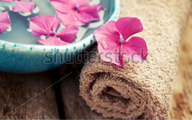 stock_photo_bottle_of_essential_oil_bowl_with_flowers_and_towel_spa_concept_219206665_1500643650 stock_photo_bottle_of_essential_oil_bowl_with_flowers_and_towel_spa_concept_219206665_1500643650