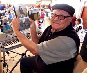 Eddie woeker met sy talent