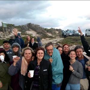 ‘n Groot groep vriende en familie, waarvan verskeie vanaf Johannesburg, het gesellig op Pearly Beach strand gekuier en bittere koue weer trotseer om finaal van Sandra Prinsloo afskeid te neem. Dit was  op versoek van Sandra self. Voor 3de van links staan Anne-Marie Booysen van Pearly Beach Minimark en langs haar is Sandra se eggenoot, Frik Prinsloo.  