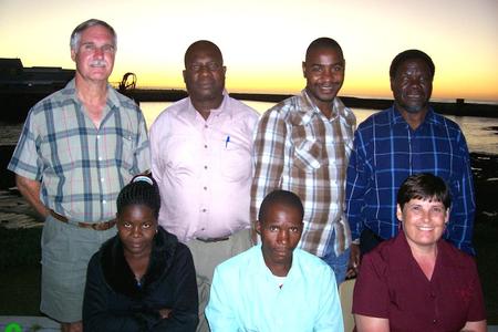 Die groep Woordverkondigers van die Makhathini-vlaktes in KwaZulu-Natal tydens hulle besoek aan die Gansbaai hawe in Maart 2007. Voor van links is Ntombencane Khumalo, Bonginkosi Nthembu en Joretha de Bruyn. Agter van links ds Jannie de Bruyn, ds Dalisu Kunene, Themba Mahlangu en Joseph Gumede. (Argieffoto: Gansbaai Courant)   