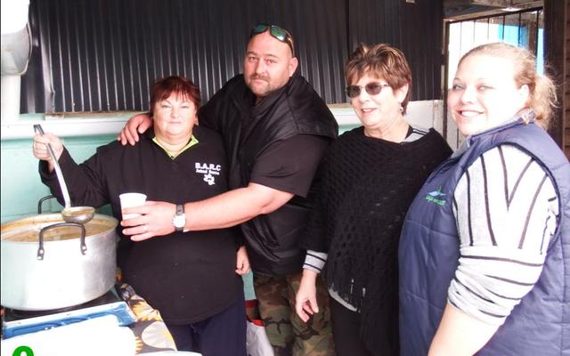 Sopdrink tyd in die koue vir BARC ondersteuners. Van links Hannelie en Nols Jonas van BARC, saam met Glenda Kitley en Doulene Els van Gansbaai Toerisme.