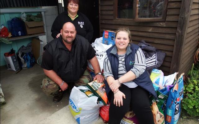  ‘n Tevrede Doulene Els van Gansbaai Toerisme sit saam met Nols en Hanelie Jonas van BARC by ‘n deel van die skenkings aan BARC vir Mandeladag. Doulene het die suksesvolle dag by BARC, asook die plant van bome by verskeie kleuterskole gereël.