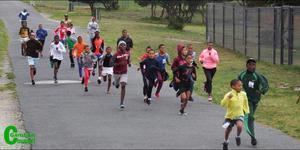 Die kinders het pas vir die 5km wedloop deur Gansbaai weggespring. Die wedloop is deur Denver August en Corrie Avenant, in samewerking met Gansbaai SAPD, gereël.