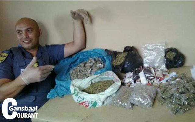 Sersant Henry Marais, wat Dinsdag oorlede is, is hier afgeneem kort na ‘n suksesvolle arrestasie vir die besit van dagga wat hy gekonfiskeer het.   
