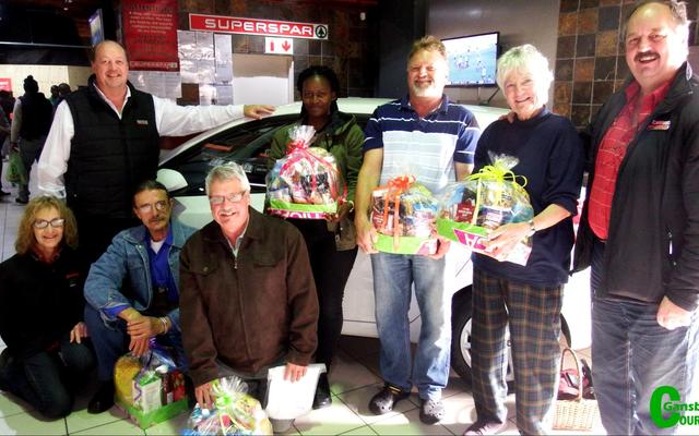 Vyf finaliste se strokies is vir die Win-a-car Superspar kompetisie getrek en elke finalis het ‘n Superspar geskenkpak ontvang. Van links is Riana Enslin (Gansbaai Superspar), Johan Strydom, Hans Schilhorn, Nwabisa Mjou, Steven du Toit, Elzane Steynburg (ma van die wenner, Suretha le Grange) en Morkel van Niekerk (mede-eienaar: Gansbaai Superspar). Links agter is De Wet van Niekerk (mede-eienaar: Gansbaai Superspar).