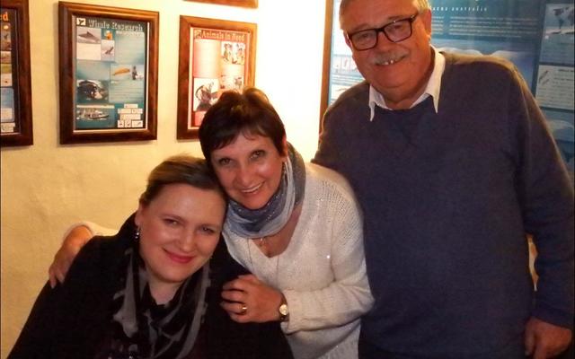 Die Bailey-gesin - Clive is Vrydag, 4 Augustus 2017 weer in die vliegtuig  - op pad na Bahrain vir die res van sy tweede termyn om ‘n staalfabriek op die been te bring. By hom is sy dogter Genevieve (links) en sy vrou Jane.