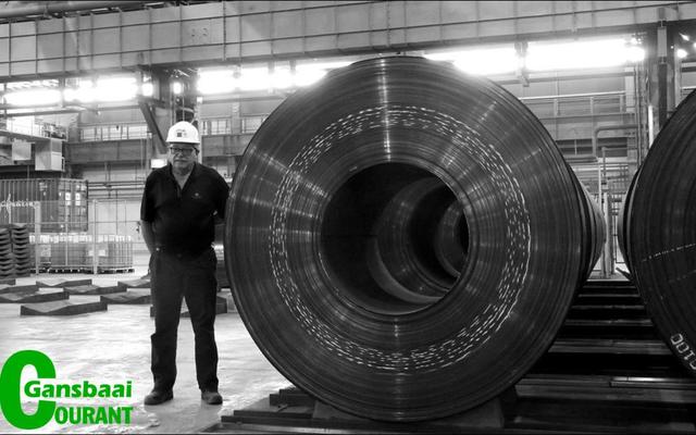 Clive Bailey, elektroniese ingenieur van De Kelders, staan hier langs ‘n 23ton tol 304L (koolstof) vlekvryestaal in die fabriek in Bahrain waar hy tans op kontrak werksaam is.