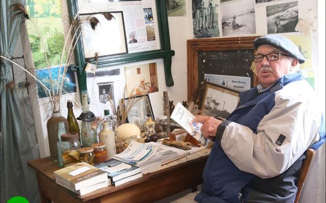 Jan Fourie met hul boeke in die Strandveld Museum.