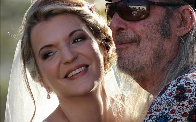 Dis al eintlik ou nuus, maar ‘n mooi liefdesverhaal word mos ‘n legende.  Lees die liefdesverhaal van ons land se liedjieboer, Anton Goosen en sy pragtige bruid, Estie Geldenhuys. 