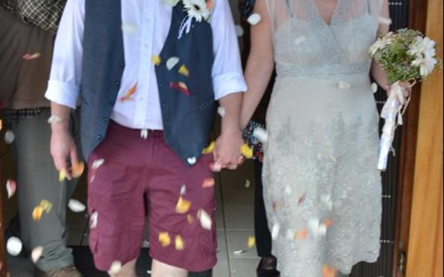 Pas getroud en dolgelukkig. Sjef Chris Pead van The Great White House en sy pragtige bruid, Lisa. Past Frikkie Zeelie, wat die twee in die huwelik bevestig het, glimlag breed agter hulle.