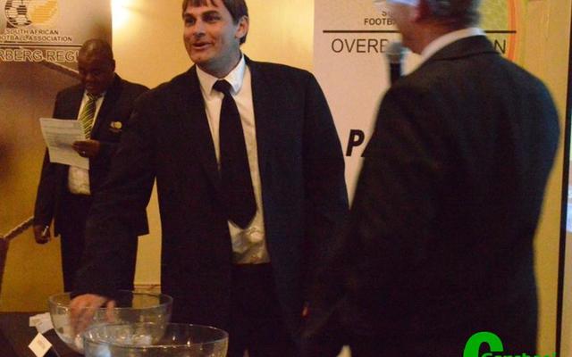 Jacques van Lill, ‘n leerling-brandweerman in Gansbaai, was een van die bevoorregtes om ‘n trekking by Caledon Casino te doen om die speelposisies van die sokkerspanne te bepaal. 